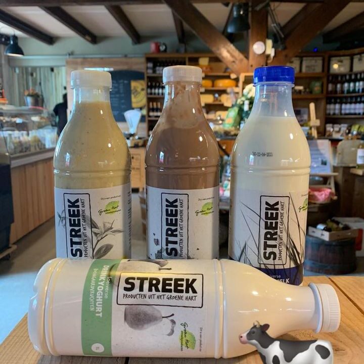 Donderdag 27 april, Koningsdag, is De Landkruidenier open van 9 tot 16 uur.Komt u genieten van een heerlijke cappuccino met huisgemaakte appeltaart? Of een lekker ijsje ?Bij mooi weer kunt ook buiten zitten aan onze nieuwe picknick tafels!Alle schappen en vitrines zijn weer rijkelijk gevuld met nieuwe smaakvolle producten, kom gerust kijken én proeven. We vertellen vol trots over de bijzondere waren in onze gezellige winkel.U bent méér dan welkom! Met Koninklijke groet,De Landkruidenier 😉