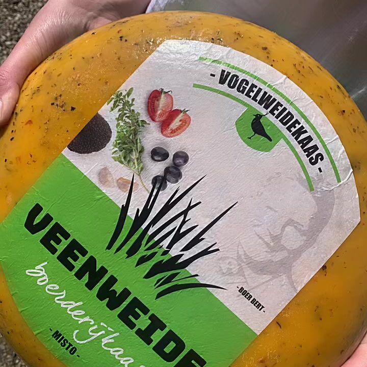 Onze kaas leverancier is zojuist langsgekomen en heeft weer nieuwe voorraad geleverd van die lekkere romige franse Brie!En …. Onze topper: Italiaanse kruidenkaas 🤩!!!