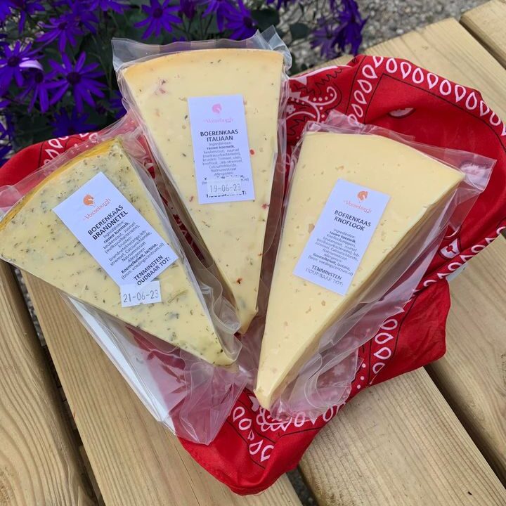 Nieuw in ons assortiment… heerlijke kruiden kaas!Boerenkaas met knoflook, brandnetel, basilicum of Italiaanse kruiden. Vacuüm verpakt, dus ook perfect in bijvoorbeeld een mooi Moederdag pakket ❤️