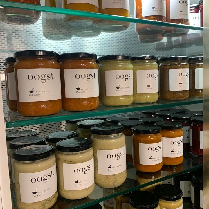 OOGST vitrine staat ook weer lekker vol! Zó lekker én bovendien gezond 👌! Ambachtelijk gemaakt met uitsluitend beste ingrediënten, zonder toevoegingen én 100% vega.Rode bietjes ✅Appel compote ✅Tutti Frutti ✅Blauwe bessen jam✅Frambozen jam✅Cranberry jam✅Bramen jam ✅Mexicaanse bonen soep ✅Indiase pompoen soep ✅Rode linzen soep ✅Mosterd soep ✅Uien soep ✅Thaise TomKha soep ✅Tomtaat-Basilicum soep ✅Pommodori Pasta saus ✅Gele Curry groente saus ✅