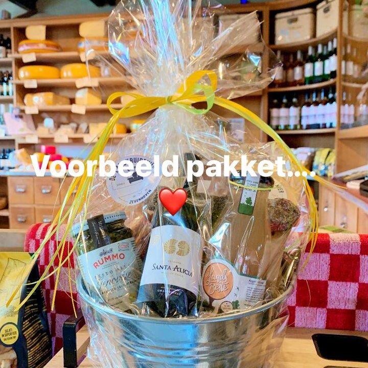 Moederdag 2023…. Deel & Win!!!Laat onderin de opmerkingen weten wie een mooi Moederdag pakket verdiend twv €25 (afgebeelde pakket is voorbeeld). De liefste én origineelste opmerking krijgt een bijzonder en lekker pakket 🤩.Vrijdag 12 mei maken we de winnaar bekend, hij/zij kan het pakket zaterdag 13 mei ophalen bij De Landkruidenier, precies op tijd voor zondag 14 mei ❤️.Graag tot ziens bij De Landkruidenier