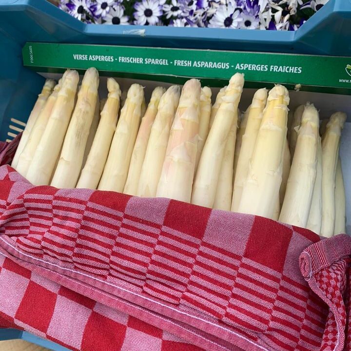 Vers van onze groente en fruit specialis!De beste én lekkerste asperges zijn er weer 🤩🤩!!