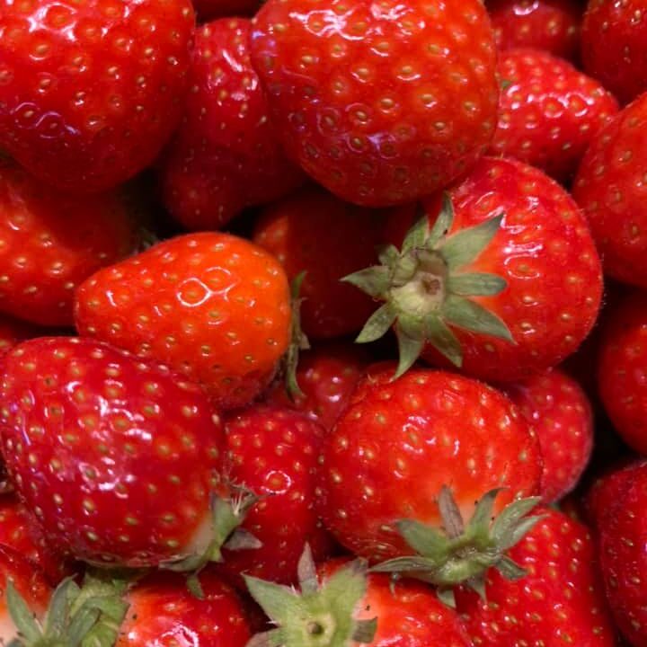 Super verse en lekkere levering ontvangen van onze groente en fruit specialist !!!De lekkerste aardbeien, Zespri kiwi’s, Gala meloenen, Satsuma mandarijntjes, sappige sinaasappels, heerlijke mango’s, knapperige appels, zonnige trost tomaatjes, hagelwitte bloemkolen, rabarber, Guantalope meloenen, de beste asperges en natuurlijk NIEUWE OOGST aardappelen 🤩!!!!