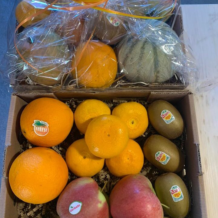 Ook voor heerlijke én gezonde fruitpakketten kunt u bij ons terecht, naar wens samen te stellen.We helpen u graag met onze verse kwaliteits producten.Graag tot ziens bij De Landkruidenier 😋