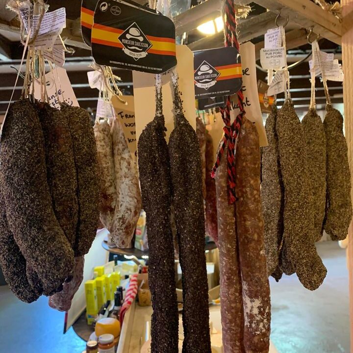 Lekkere Franse droge worsten!Diverse varianten…. met groene olijven, knoflook, walnoot of peper .Of bijzondere Spaanse Fuet of Chorizo, pikant en uitdagend 😉, voor op de borrel plank of te verwerken in gerechten!