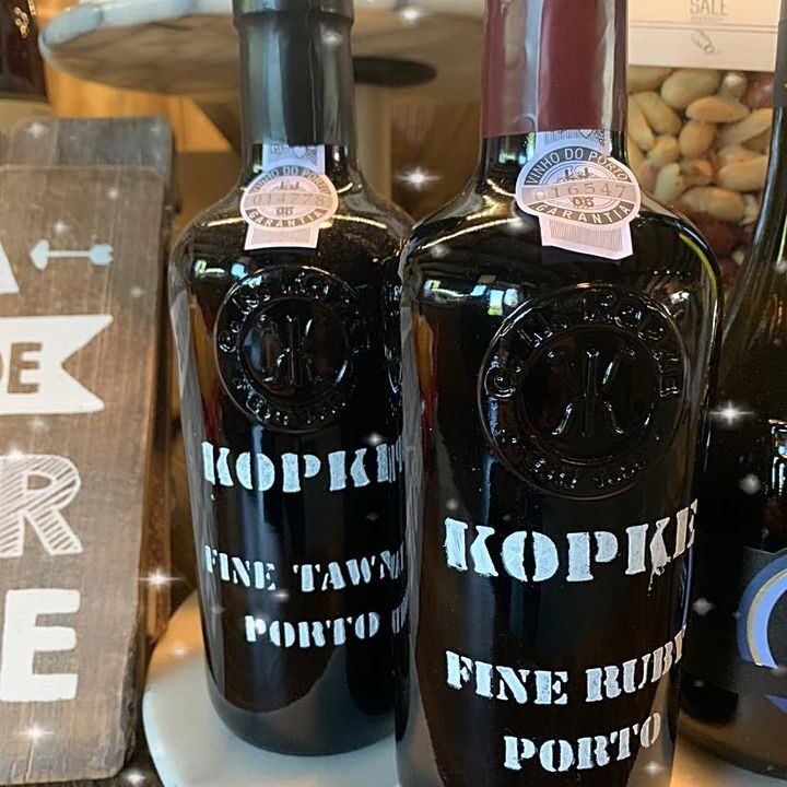 Kopke Port, met dank aan Wijnhandel van Ouwerkerk, ook in ons assortiment!Wat dacht u van een heerlijke zomer cocktail met Port? Ruby Sangria:1 deel Kopke Fine Ruby Port2 delen CavaVers zomer fruitin stukjes, bijv. onze lekkere aardbeien of abrikozen 🤩Santé 🍹!