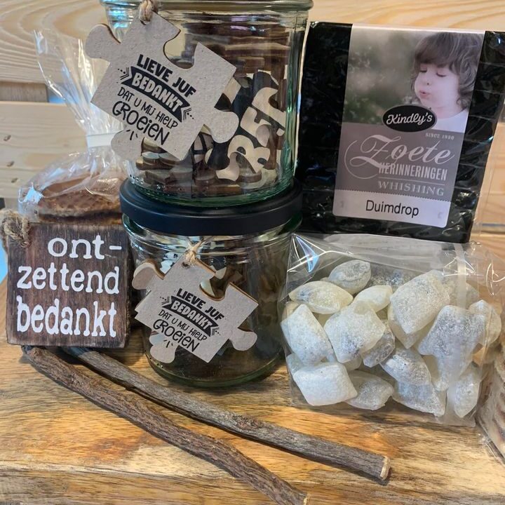 De schoolvakantie komt in zicht…. Een mooie gelegenheid om de juf (of meester) te bedanken en een kleine attentie te geven.Paar ideeën: ambachtelijk gemaakte zeep, Italiaanse Cannoli’s, oud-Hollands snoep, cadeau-bon, luxe bonbons, stroopwafels en veel meer 😃!Of een mooi pakket, naar wens samen te stellen.Graag tot ziens bij de Landkruidenier