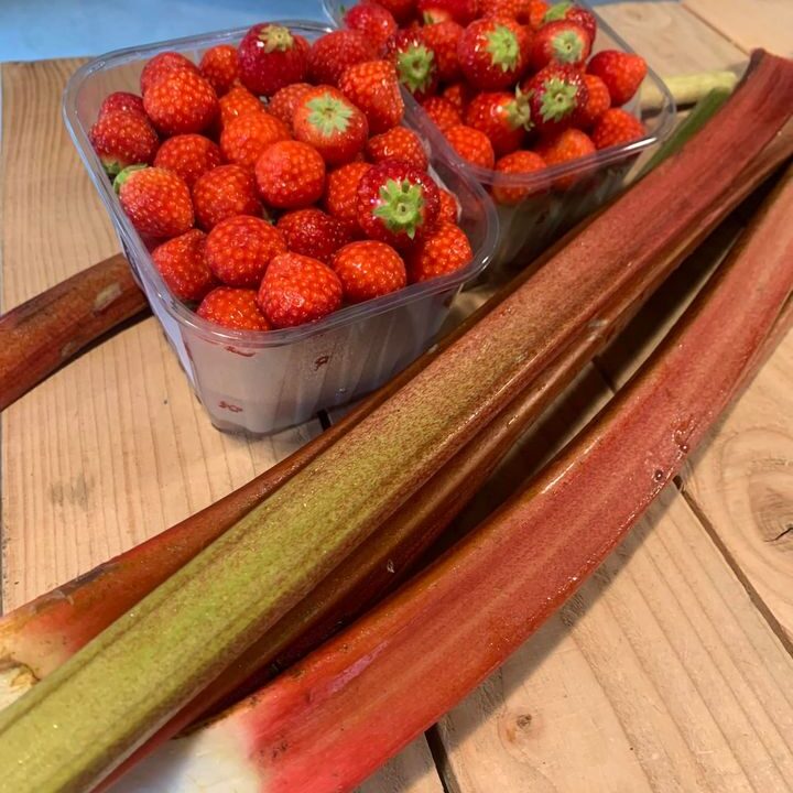 BFF…Best Friends Forever😃! Aardbeien en Rabarber, een mooie en lekkere combinatie om heerlijke moes van te maken.Nu in de AANBIEDING: 2 dozen van de lekkerste aardbeien én kilo verse rabarber samen voor maar € 8 !!!OP= OP( 2 dozen aardbeien €6 , kilo rabarber €2)