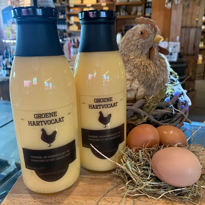 Nieuw in ons assortiment, ambachtelijk gemaakte Groene Hartvocaat 🐓🐓🐓🥚🥚🥚.Deze advocaat is gemaakt naar eeuwenoud recept, ingrediënten Brandewijn, kippe-eieren, vanille en suiker. Wordt op traditionele manier handmatig met de advocaatstamper gemaakt. Uiteraard zonder kleur-, geur- en smaakstoffen.Graag tot ziens bij De Landkruidenier