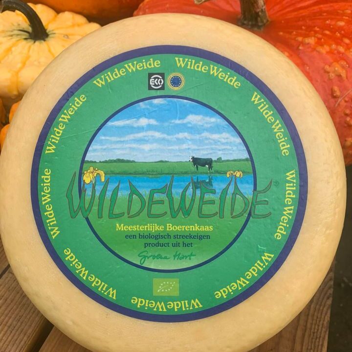 Heerlijke én bijzondere kazen nieuw in ons assortiment.Biologische Wilde Weide komijnekaas, Pittige Jalapeño kaas, boeren geitenkaas en rookkaas!Een prachtige aanvulling in onze kaas-hoek.Komt u ook proeven ?Graag tot ziens bij De Landkruidenier 🤩
