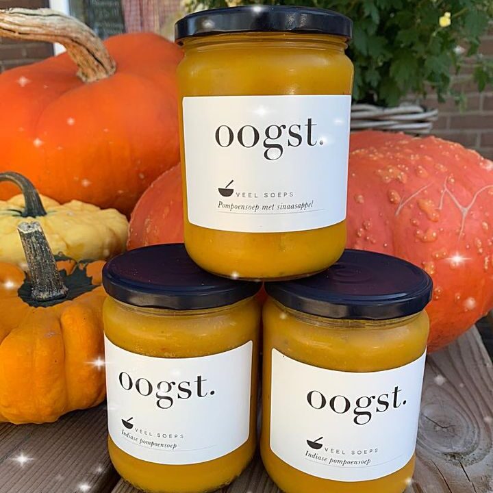 Nieuwe soepen mogen ontvangen, pompoen soep een echte seizoens held!!!En zoals u inmiddels weet , maakt  OOGST altijd iets bijzonders van haar soepen:Indiase pompoen soep met verse kruiden en sereh 🤩. Of pompoen soep met sinaasappel , verrassende combi  …. Heerlijk!!!