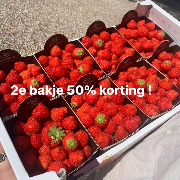 Aanbieding…. Vandaag die héérlijke aardbeien!Nog even genieten van dat lekkere zomerfruit …Het tweede bakje voor de helft 😃.