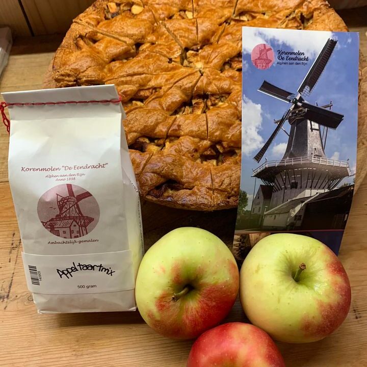 De herfst heeft z’n intreden gedaan…. Dan wordt t weer tijd voor heerlijk geurende appeltaart. Bij de Landkruidenier altijd vers , lekker met een dot slagroom, bij de cappuccino !Zelf maken dit weekend? Van Korenmolen ‘De Eendracht ‘ ambachtelijk gemaakte appeltaart mix en knapperige appels uit ons fruit -en groenteschap 🤩.Graag tot ziens.