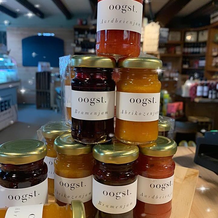 NIEUW…. OOGST proeverij!!!Stijlvolle mini uitvoering van de overhéérlijke en ambachtelijk gemaakte jam. Mooi om in een cadeau pakket te geven, fijn om alle soorten jam te proeven, makkelijk en handig om mee te nemen én leuk om te krijgen 😃!Keuze uit verschillende vruchten jam’s: abrikozen, aardbeien, bramen en frambozen. Of waarom niet alle 4 als gift-set 🎁.