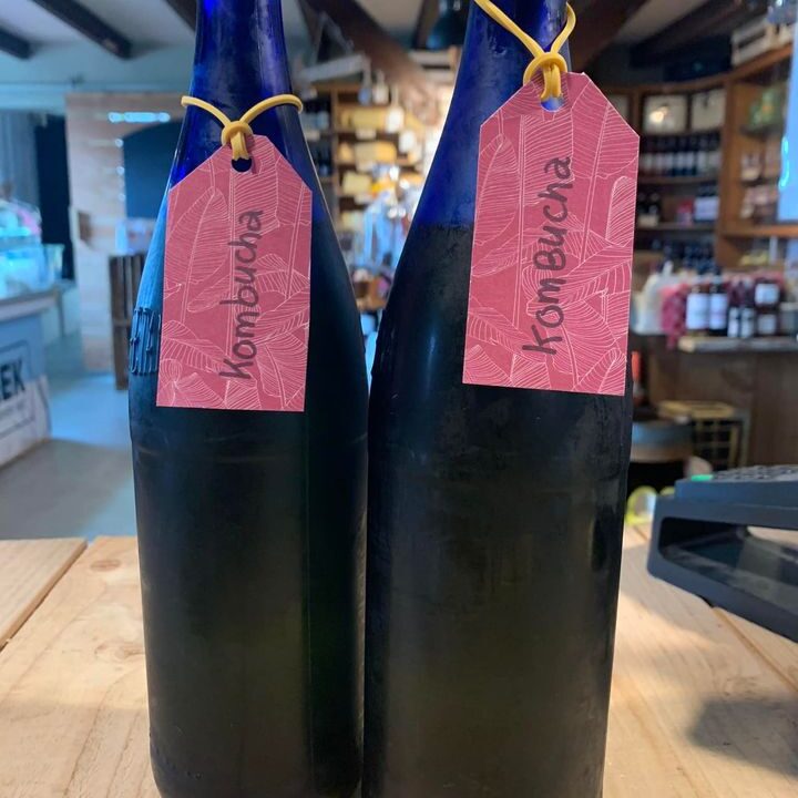 KOMBUCHA , of gefermenteerde thee. Dit eeuwenoude drankje vindt haar oorsprong in het Verre Oosten en wordt ook wel onsterfelijkheidsthee genoemd. Een kleine opsomming van de mogelijke gezondheidsvoordelen: - bevordert de spijsvertering- werkt ontstekingsremmend- ondersteunt het immuunsysteem- en is goed voor je huid, zowel van binnenuit als voor uitwendig gebruik, b.v. als tonic. Bevat anti-oxidanten, mineralen, vitaminen en goede bacteriën (probiotica) voor de darmflora. Aanbeveling is om dagelijks maximaal één glas van 150 ml kombucha te drinken.Verkrijgbaar in verschillende varianten; met een vleugje gember, citroen of munt. Beperkt beschikbaar.