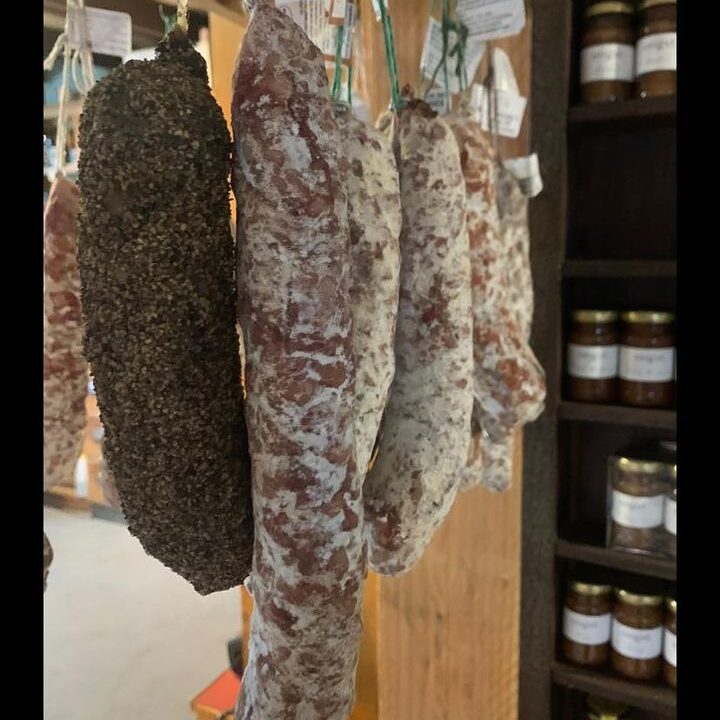 Mooie en bijzondere Franse worsten, denk aan… worst met walnoot, of met knoflook, of met rode wijn en sjalot of toch die met groene olijf. Daarnaast zijn er ook Italiaanse worsten in diverse lekkere smaken!Enjoy the weekend🤩!