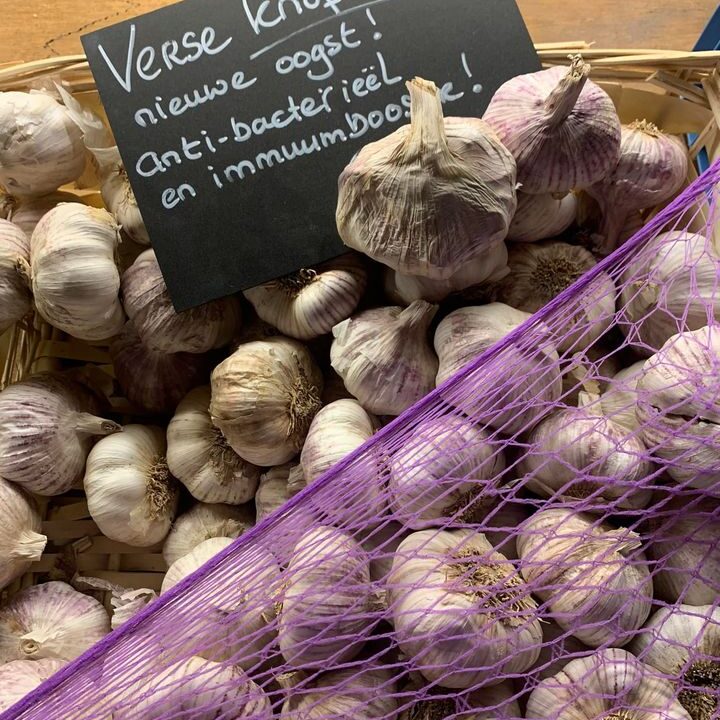 Vers geleverd mooie en gezonde rode en witte uien, Franse knoflook, geurige gember, aromatische trostomaten, glanzende rode Paprika’s, Zespri Gokd kiwi’s, frisse citroenen, knapperige Elstar appels, sappige sinaasappels en uiteraard de beste aardappelen !!!!Alles van de hoogste kwaliteit 👌