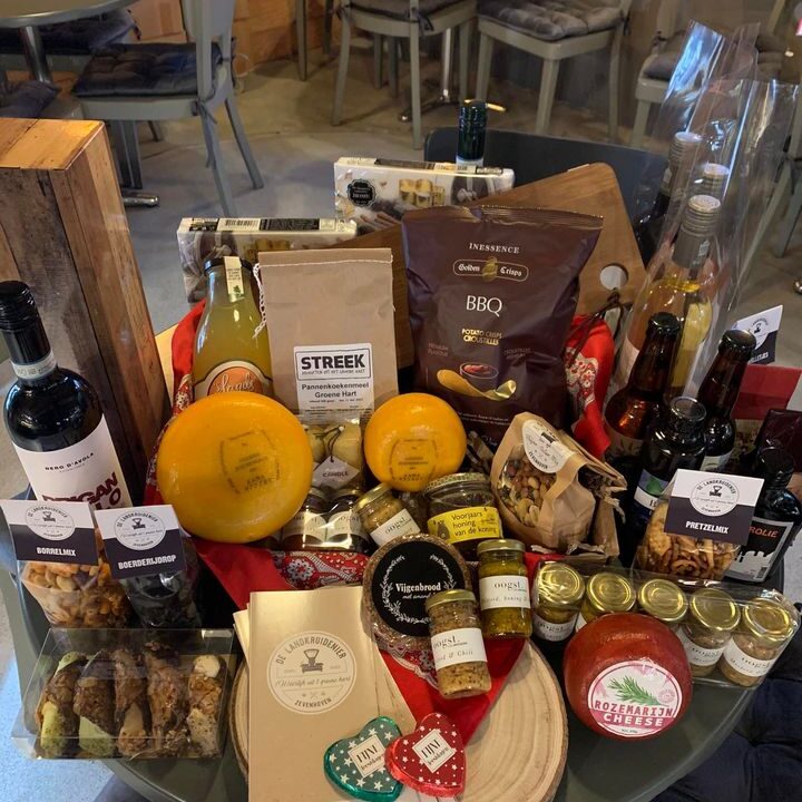 Vandaag rustig in de winkel…. En begrijpelijk 💨🌨️🌬️!!! Als je deur niet uit hoeft, zeker niet doen !Geeft ons de tijd om mooie cadeau-pakketten te maken, met heerlijke kwaliteits producten zoals BabyBoerenkaas, diverse fruitsappen, ambachtelijke producten van OOGST, Italiaanse delicatessen en lekkere worsten. Voor elke gelegenheid kunnen we een pakket samenstellen geheel naar wens.Ook voor prachtige kerstpakketten 🎁 kunt u bij de Landkruidenier terecht, vraag vrijblijvend naar de mogelijkheden of maak een afspraak.