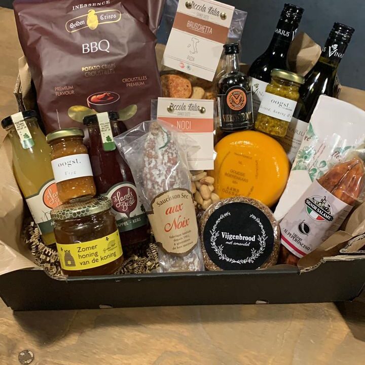 We zijn volop bezig om kerstpakketten samen te stellen, ontzettend leuk en dankbaar dat veel bedrijven ons al weten te vinden! Iedereen is welkom, ook particulieren 😃.In overleg en voor elk budget zijn er diverse mogelijkheden. Uiteraard zijn lokale streekproducten erg in trek, zoals boerenkaas, honing en OOGST jam. Maar ook een lekker flesje Franse wijn of Italiaanse delicatessen zijn populair!Kom gerust vrijblijvend langs en laat u inspireren én informeren bij de Landkruidenier.