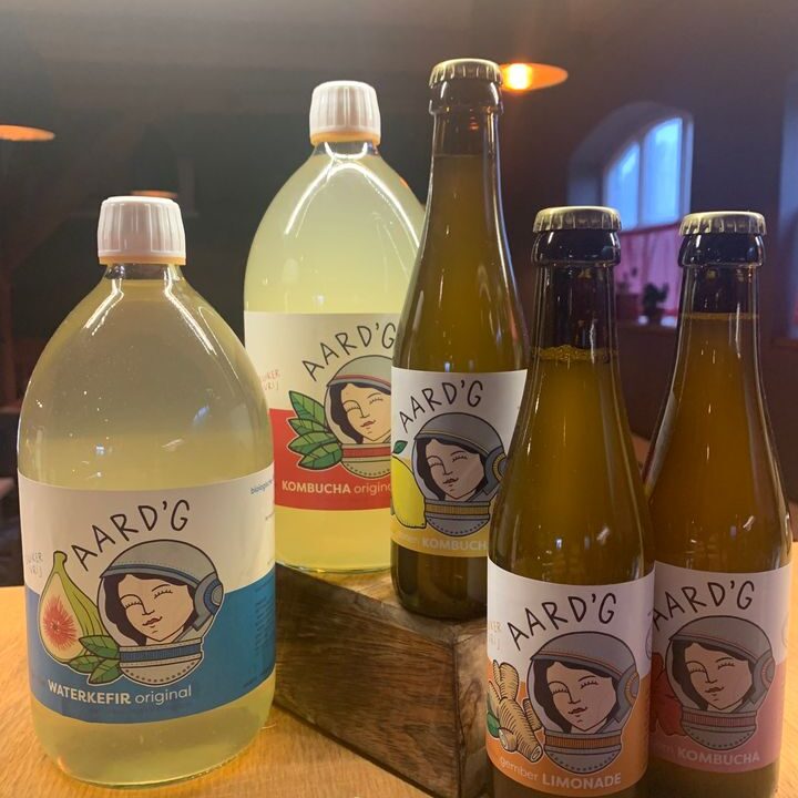 YESSS…. Ontvangen !De weldadige en lekkere dranken van AARD’G.Kombucha, Kefir en diverse variaties met bijv. gember of citroen.Suikervrije en biologische dorstlessers.Bron van antioxidanten en ondersteunend voor de darmflora.Vanaf vandaag in het assortiment 🤩