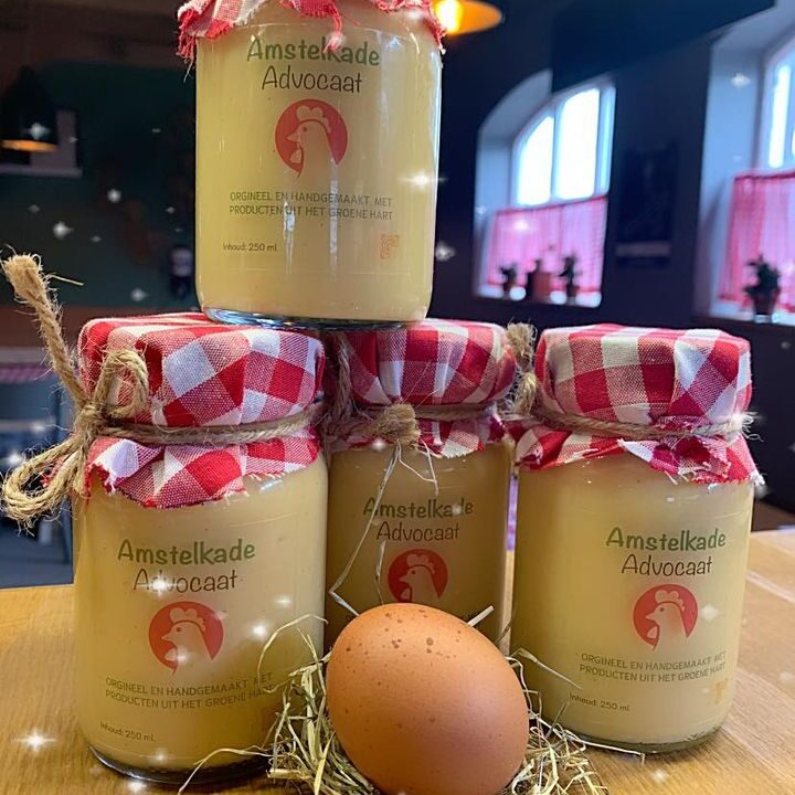 De eerste levering was snel uitverkocht! Zojuist weer aangevuld…..Ambachtelijk gemaakte advocaat van scharrel eieren en met échte vanille 🤩🤩🤩!Fijne en mooie samenwerking met de Amstelkade, dankbaar en blij 🙏.