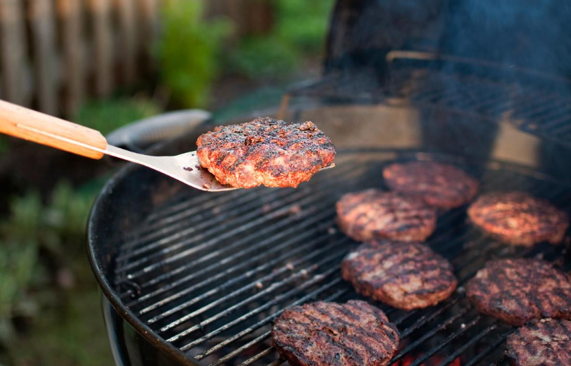 GOEDEMORGEN 🌞 Het weer is fantastisch en perfect om de barbecue aan te steken! 🔥 Geniet van het buitenleven met heerlijk vlees van topkwaliteit, rechtstreeks van lokale boeren die met passie voor hun vee zorgen. Van sappige hamburgers tot grote stukken vlees, onze selectie is om van te watertanden. Laten we samen genieten van deze heerlijke dag! 🍔🥩 #Barbecue #Zomer #Genieten #LekkerEten