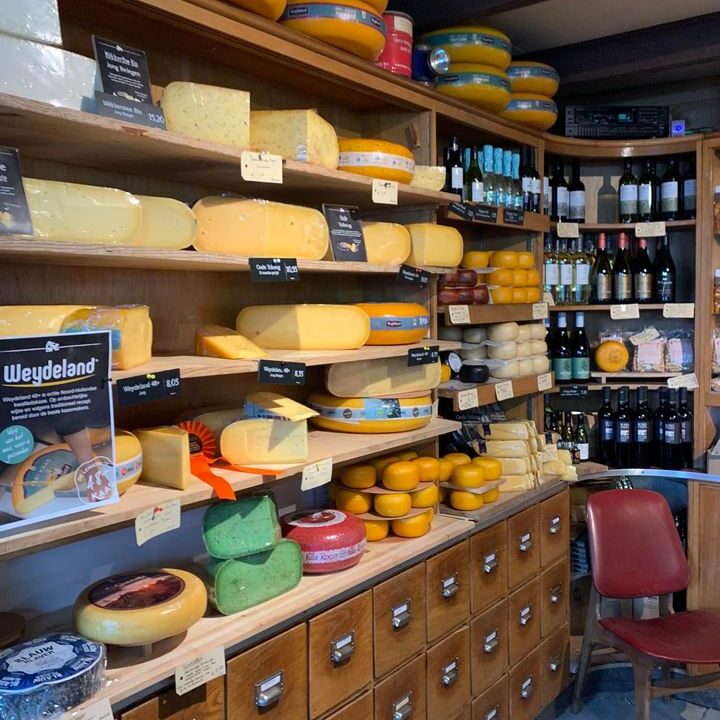 🛒 Op zoek naar een bijzondere winkel ervaring Kom naar De Landkruidenier en ontdek ons assortiment met o.a. verse groenten, heerlijke kazen en vlees 🥩 🥕🧀 . Ook voor originele cadeau pakketten met lekkere streekproducten kunt u bij ons terecht.En wist je dat je hier tevens kunt genieten van heerlijke koffie, thee en meer? Maak van je boodschappen doen een gezellig uitje bij De Landkruidenier in Zevenhoven! 🌼✨ #DeLandkruidenier #Boodschappen #VerseGroenten #HeerlijkeKazen #Koffie #Thee