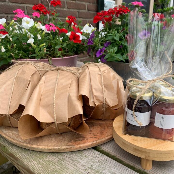WARM….. even laten afkoelen buiten!Vers gebakken biologisch zuurdesem brood, heerlijk met bijv. jam van #wijzijnoogst en een lik echte boeren roomboter !Lekker én gezond 🤩!Brood is in de winkel verkrijgbaar, op=op, en kan ook besteld worden.De Landkruidenier