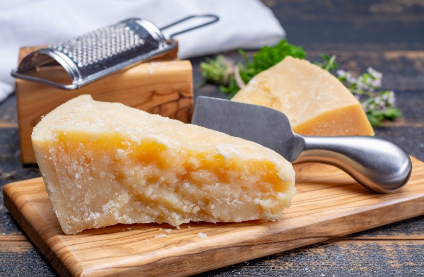 NIEUW … PARMIGIANO  REGGIANO!!!Volgens de Italianen is deze kaas de Koning der Kazen ! Die bewering is niet uit de lucht gegrepen: een complexe combinatie van traditie, ambacht, respect voor natuur en zorgzame rijping zorgen voor een unieke kaas met een kenmerkende intense smaak en eindeloos veel toepassingen.Eén hele mooie aanvulling op ons kaas assortiment!Graag tot ziens bij De Landkruidenier 😃#delandkruidenier #ontdeknieuwkoop #hetgroenehart #streekproducten #Treur #italianfood #kaas