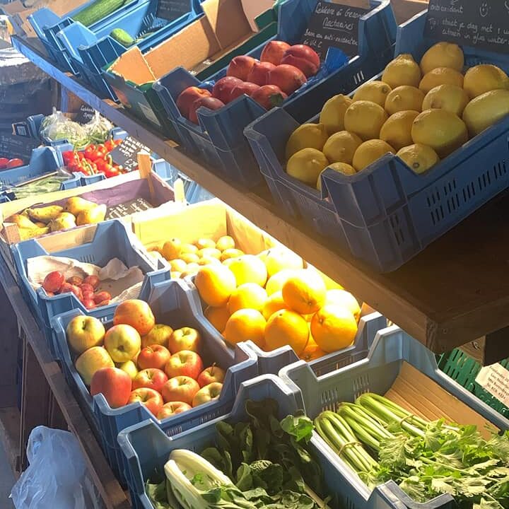 GROENTEN & FRUIT Volop verse gezonde groente en fruit, boordevol vitamine en mineralen! Diverse biologische producten van boeren  uit de regio, zoals pittige paksoi, knapperige bleekselderij, heerlijke sjalotjes, rode bieten, uien en toffe peren 😃!Daarnaast hebben we ook sappige sinaasappels, frisse citroenen, stevige appels, prachtige paprika’s, lekkere sperziebonen, trostomaten,komkommers, courgette, kiwi’s, nectarines, pruimen, geurige gember, Franse knoflook, abrikozen  en ‘rare’ snijbonen 😉.Graag tot ziens bij De Landkruidenier !#groenehart#ontdeknieuwkoop#hetgroenehart#streekproducten#oogst