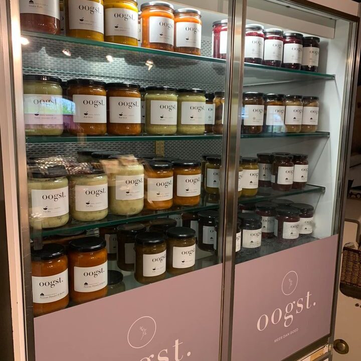 OOGST……Onze koelvitrine is weer helemaal aangevuld met heerlijke ambachtelijke producten van OOGST .Diverse soorten jam gemaakt van prachtig fruit, lekkere soepen in verschillende smaak-explosies, bijzondere pastasauzen en kruidige curry’s. Daarnaast ook kaasbegeleiders zoals mosterd en dadel-dip, én uiteraard de frisse siropen….lekker met deze mooie zomerdagen!Stuk voor stuk bereid met verse ingrediënten én dat proef je 😋!Met gezonde groet,De Landkruidenier #ontdeknieuwkoop#hetgroenehart#oogst#streekproducten#delandkruidenier#Treur#kaas