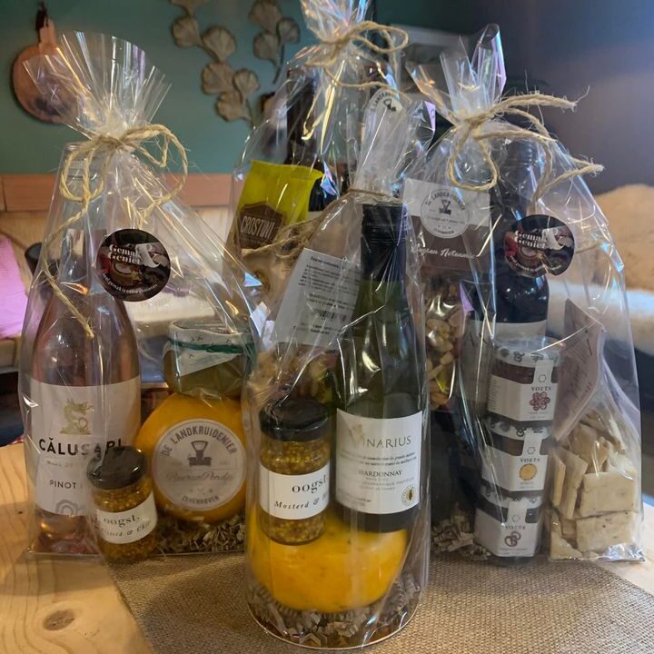CADEAU PAKKET…Mooie opdracht van #golfclubliemeer!Bijzondere cadeaupakketten samenstellen in diverse prijsklassen, gevuld met (h)éérlijke producten. Waaronder prachtige wijnen, lekkere kazen, ambachtelijk gemaakte jam en mosterd, knapperig notenmix en pure honing.Voor elk budget en voor elke gelegenheid maken we met aandacht én plezier unieke pakketten, geheel naar wens !#ontdeknieuwkoop#hetgroenehart#Treur#streekproducten#delandkruidenier#oogst#hetwittekerkje