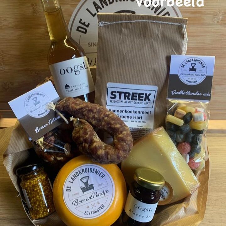 KERSTPAKKETTEN 2024….Bent u op zoek naar een mooi kerstpakket dat de smaak van de streek laat proeven? Bij De Landkruidenier hebben we het perfecte geschenk voor u: een kerstpakket met (h)éérlijke streekproducten.Met dit pakket kunt u genieten van lekkere en ambachtelijke lekkernijen die uit de streek komen. Ontdek de authentieke smaken en verras uzelf, uw medewerkers, vrienden of familie met een prachtig kerstpakket vol lokale trots.Informeer vrijblijvend naar de mogelijkheden en laat u inspireren door ons uitgebreide assortiment 🤩.U bent van harte welkom bij De Landkruidenier!#ontdeknieuwkoop#streekproduchten#boerenwinkel#hetgroenehart#Treur#kerstpakket#golfclubliemeer