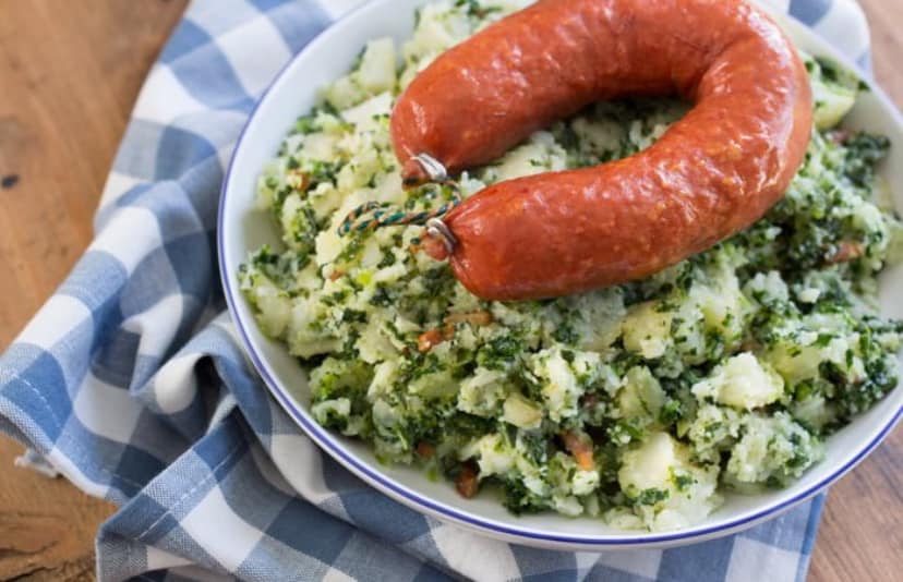 STAMPPOT…Van boerenkool, zuurkool, rode kool… zoveel verschillende variaties! Samen met de lekkerste aardappels zoals Frieslander of probeer ‘ns met zoete aardappel! Uiteraard met rookworst Vanaf vandaag nieuw in ons assortiment, verse rookworst Elke week verse groeten & fruit bij De Landkruidenier in Zevenhoven 🤩#streekproduchten#hetgroenehart#wijzijnoogst#boerenwinkel