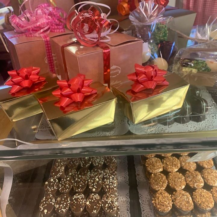 BONBONS…Handgemaakte bonbons van Belgische Callebaut chocolade. Vanaf vandaag in het assortiment bij De Landkruidenier!Leuk om te geven én heerlijk om te krijgen…mooie cadeauverpakkingen met de lekkerste bonbons 🤩!#hetgroenehart#ontdeknieuwkoop#kerstpakket#boerenwinkel#streekproduchten#chocolade