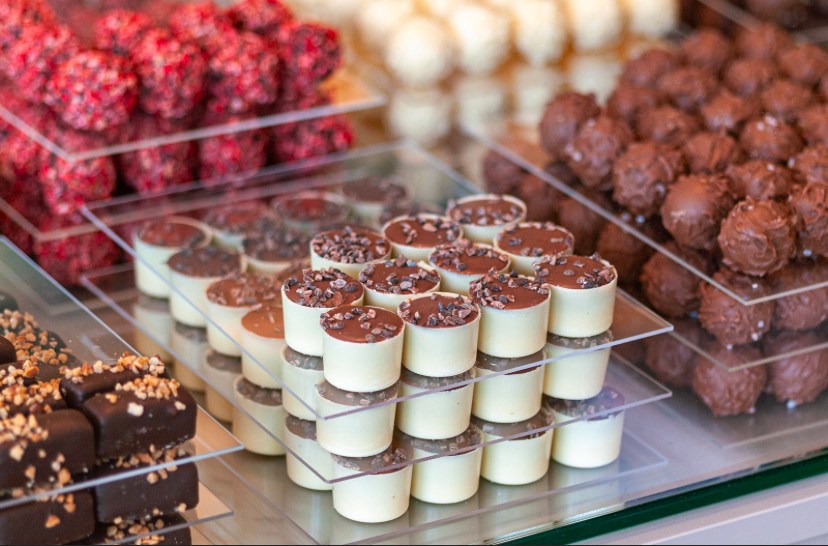 VALENTIJNSDAG….Verras je geliefde deze Valentijnsdag met de heerlijke smaken van De Landkruidenier. Geniet van o.a. handgemaakte bonbons, zoete delicatessen en verfijnde lekkernijen die de liefde omarmen in elke hap. Een perfect cadeau voor wie je dierbaar is!Bij elke aankoop vanaf  €25 ontvang je een gratis doosje van onze handgemaakte bonbons (actie loopt vanaf 6 t/m 14 februari).Deel de liefde!#streekproduchten#ontdeknieuwkoop#boerderijwinkel#valentijnsdag#hetgroenehart