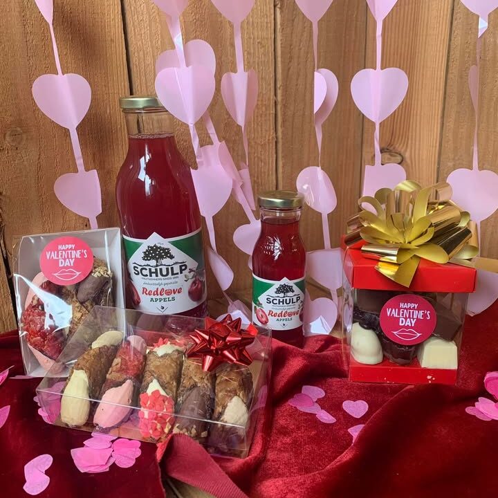 ZOET…..Lekkernijen zoals handgemaakte bonbons, Italiaanse cannoli’s, RedLove sap, pasticcini’s en uiteraard Hollandse stroopwafels!Bij aankoop vanaf € 25 geven wij een gratis doosje bonbons mee.Graag tot ziens bij De Landkruidenier!#landwinkel#streekproduchten#boerderijwinkel#hetgroenehart