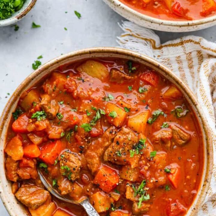 GOULASH EN HACHEE…..Heerlijke én rijk gevulde stoofpot van zacht gegaard rundvlees met verse groente en kruiden.Lekker met een gekookt aardappeltje 🤩!Vanaf vandaag in ons assortiment.#streekproduchten#gezondeten#boerderijwinkel#landwinkel