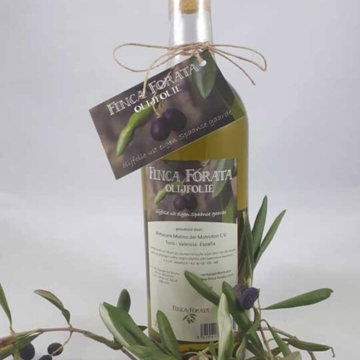 OLIJFOLIE…Nieuw in het assortiment, Spaanse olijfolie!Pure en hoogwaardige olie van de beste kwaliteit, verkrijgbaar in 500ml glazen fles.De olijven van het regionale ras Villalonga voor de Finca-Forata-Olijfolie® worden elk jaar in oktober/november geplukt en elke avond vers, zonder grond olijven, afgeleverd bij de perserij waar de olijven direct koud worden geperst tot deze eerste kwaliteit Extra Virgen gefilterde Olijfolie met een lage zuurgraad van 0,27%  en een gemeten rookpunt van 192 ° C (2025). De fruitige smaak zit op een schaal van 1-6 op 5,2. Doordat de olijven van dezelfde gaarden komen, en de verkregen olie nooit gemengd wordt met andere oliën is de kwaliteit altijd constant.Zij heeft een eigen herkenbaar karakter, met een braaf bittertje op de tong en een prettig pepertje in de keel.Uitstekend geschikt voor het bereiden van de dagelijkse warme maaltijden en als saladedressing. Tevens ideaal als basis ingrediënt voor marinades en sauzen en erg lekker op een stukje stokbrood met een snufje zeezout.
