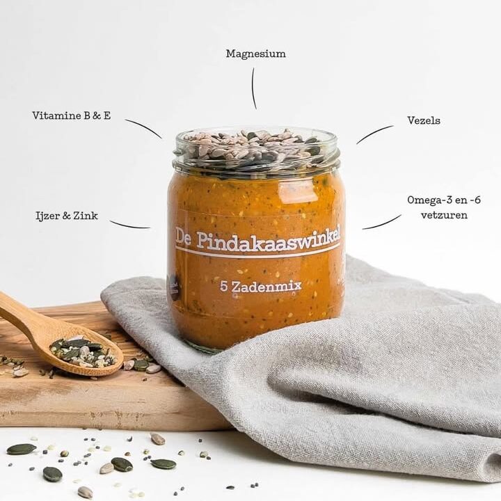 LIMITED EDITION…Nieuwe tijdelijke smaak: 5-zadenmix pindakaas! Deze heerlijke smaakcombinatie bevat hennepzaad, chiazaad en sesamzaad, met een lekkere topping van zonnebloempitten en pompoenpitten. 💪Niet alleen superlekker, maar ook een voedzame keuze vol vitamines, mineralen en vezels! Let op: we hebben maar een kleine voorraad, dus wees er snel bij! Het is nu of noot! 🥜😉#depindakaaswinkel#gezond #leefstijl#streekproduchten#boerderijwinkel#hetgroenehart