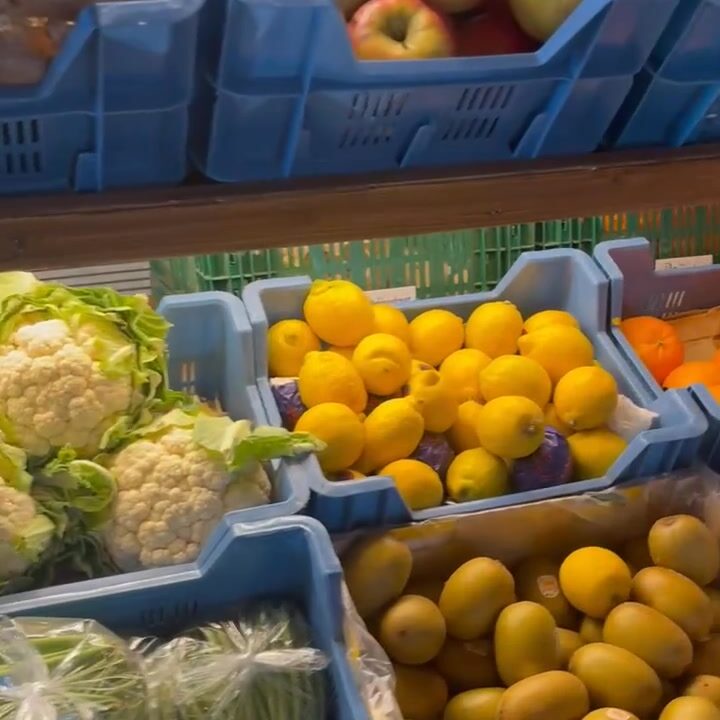 VERS….Heerlijke gezonde groente en fruit!Super kwaliteit en knisper vers, uitgebreid assortiment bij De Landkruidenier.Graag tot binnenkort🤩.