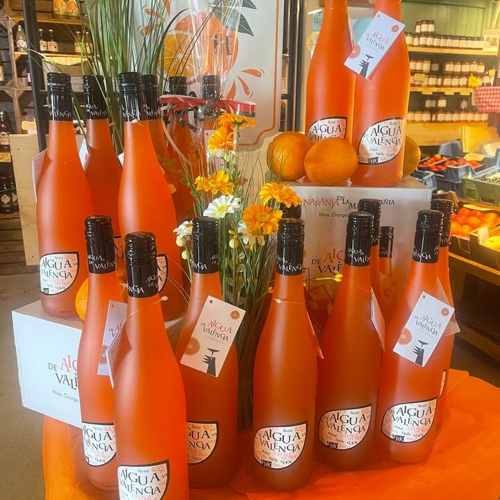 ZOMERSE SFEREN…Héérlijk en verfrissend,  Aigua de Valencia!Lekker koud drinken met schijfje sinaasappel 🍊Verkrijgbaar bij de Landkruidenier