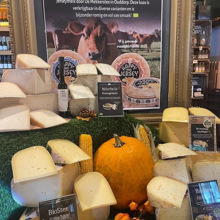 BIOLOGISCHE KAAS…🧀We hebben lekker uitgebreid met ons kaas assortiment!Heerlijke biologische kazen van de Mèkkerstee, waaronder Jerseykaas. Bijzonder romig en vol van smaak!Kom proeven bij De Landkruidenier 🤩