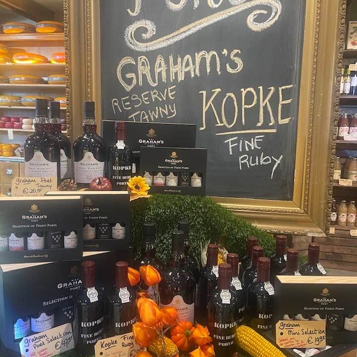 PORT…Heerlijke herfst avonden met een lekker glaasje Port en stukje lekkere kaas.Graham’s Reserve Tawny, Kopke Fine Ruby en diverse cadeau verpakkingen met een selectie aan verschillende Port soorten.Ontdek onze mooie en prachtige wijnen , ook dat bij De Landkruidenier!
