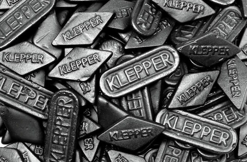 DROP…De beste drop ooit? Volgens Klepper & Klepper wel!En wij kunnen je vertellen… ze hebben gelijk. Heerlijke, eerlijke drop met een pure smaak, en verkrijgbaar bij ons in de winkel. Een traktatie waar je niet vanaf kunt blijven!👉 Kom langs en proef zelf waarom dit écht de lekkerste drop is.